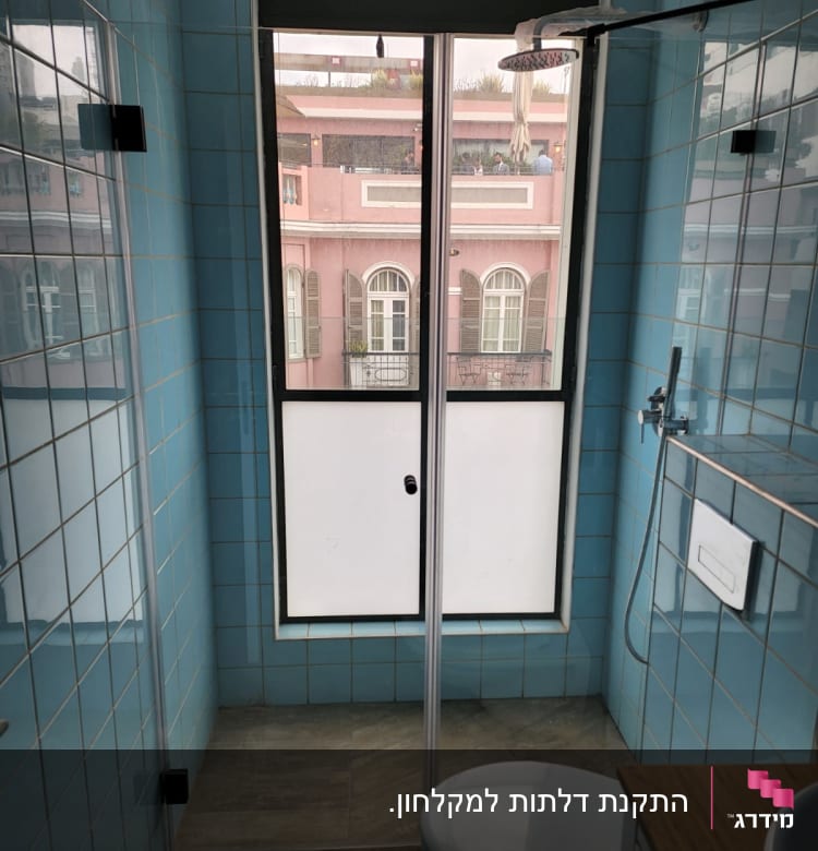 מקלחת עם אריחים כחולים וראש מקלחת עגול